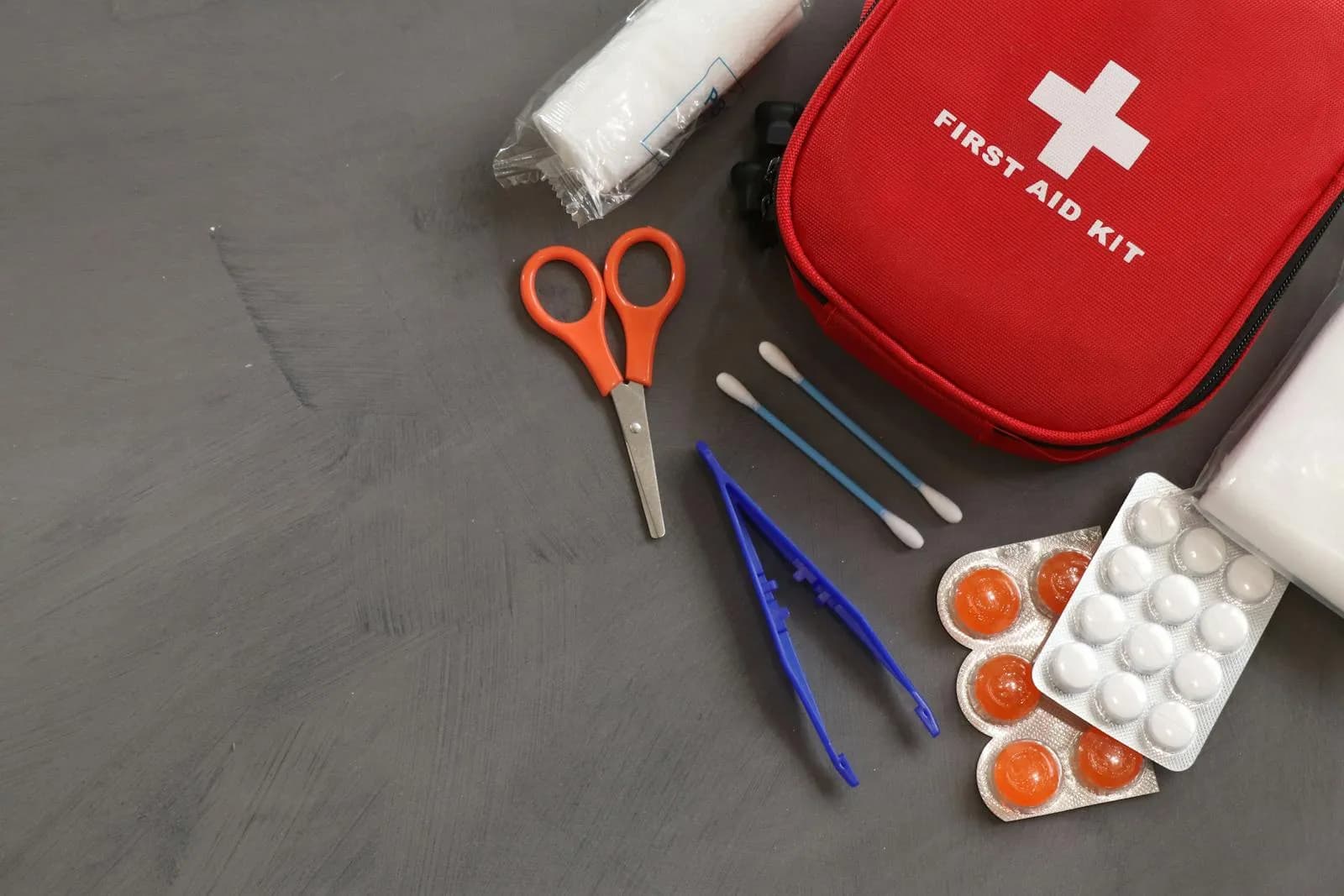 Trousse de premiers secours et instruments médicaux étalés